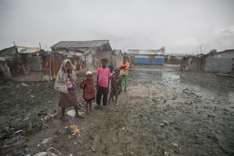 Las lluvias previas a la llegada de Matthew ya deja estas imágenes en Cite Soleil, barrio pobre de  Puerto Príncipe (Haití).
