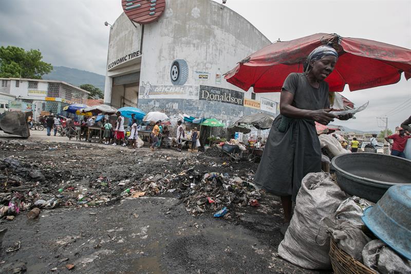 calles de Puerto Príncipe (Haiti) cubiertas por basura e inundaciones. Seis personas han muerto y 4.000 casas han sido destruidas. 