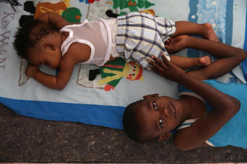 Niños en un albergue de Les Cayes tras el paso de Matthew por Haití. EFE/Orlando Barría
