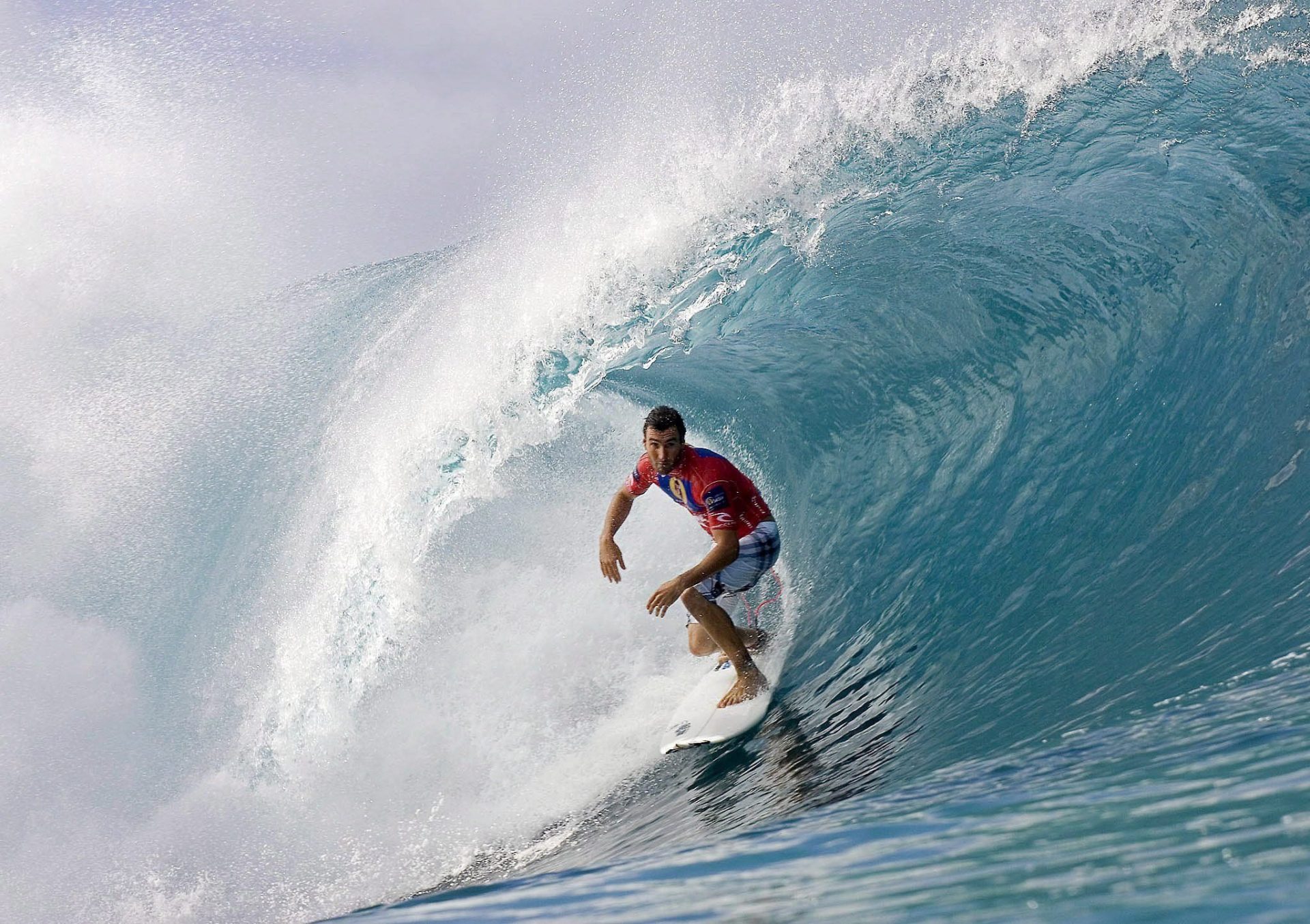 un surfista aprovecha las olas de Hawai