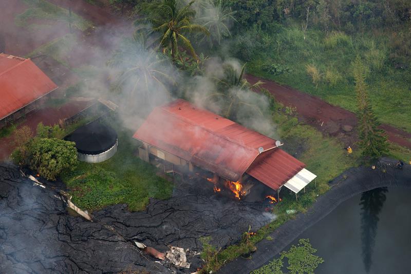 La lava del Kialuea destruye la primera casa de Pahoa (Hawai).