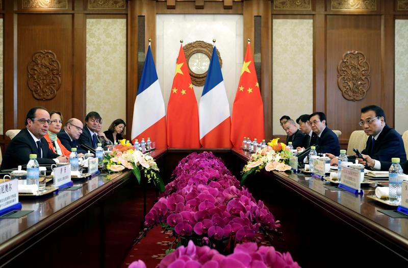 Reunión entre el presidente galo, François Hollande (izda), y el primer ministro chino, Li Keqiang (dcha), en Pekín hoy.