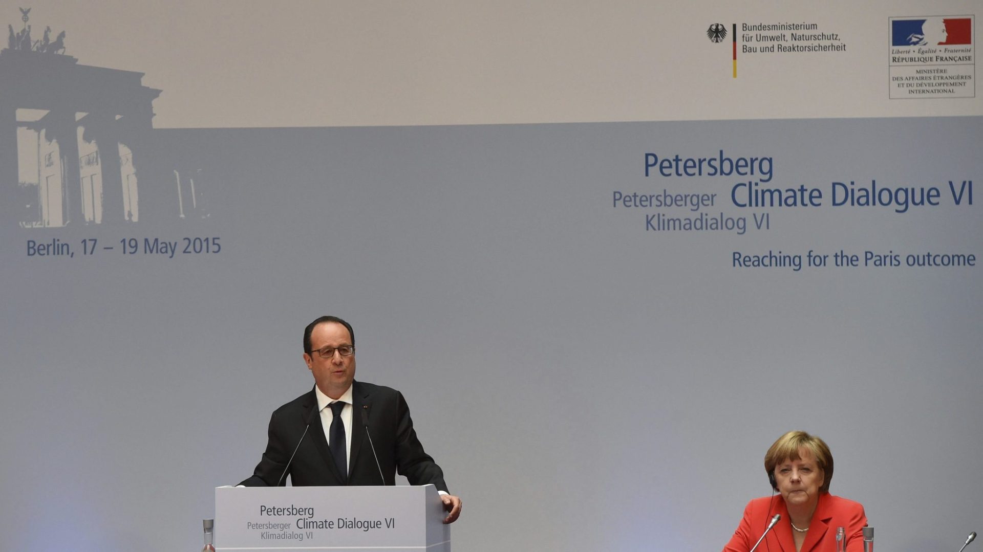 El presidente Hollande y la canciller Merkel en el Diálogo del Clima de Petersberg.