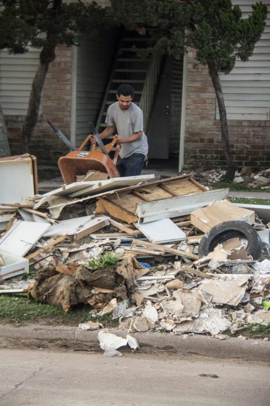 trabajo de desescombro de las viviendas en Houston tras las inundacione en el condado de Harris.