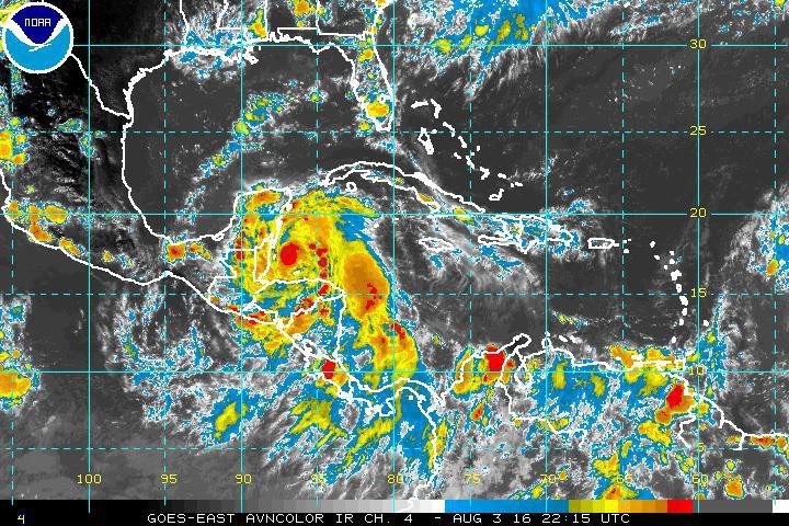 Imagen satelital del huracán Earl sobre las costas de Belice, donde se ha convertido en huracán.