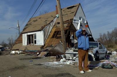 Un hombre ante su casa destrozada por el huracán Sandy en Staten Island (Nueva York).