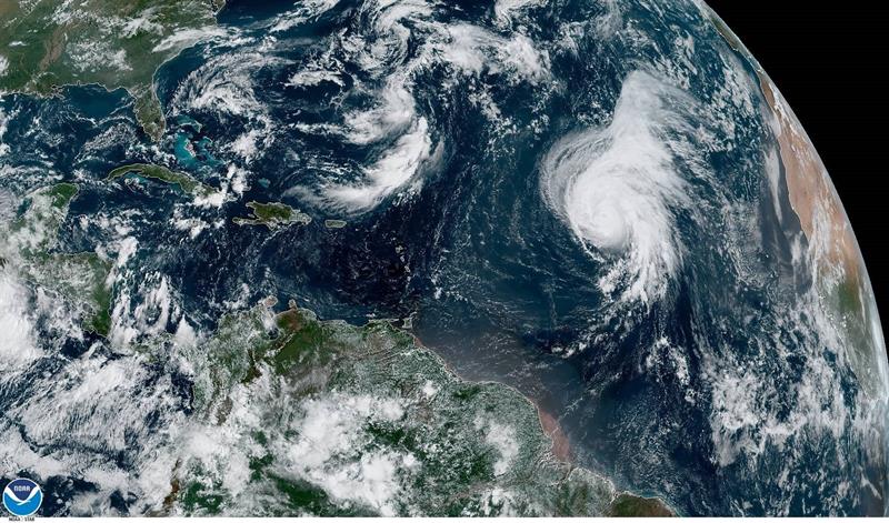Fotografía tomada a las 10:20 horas locales (14:20 GMT) cedida este viernes por la Administración Nacional Oceánica y Atmosférica (NOAA) por vía del Centro Nacional de Huracanes (NHC) donde se muestra a la tormenta Karen (i c) y el huracán Lorenzo (abajo dcha.).
