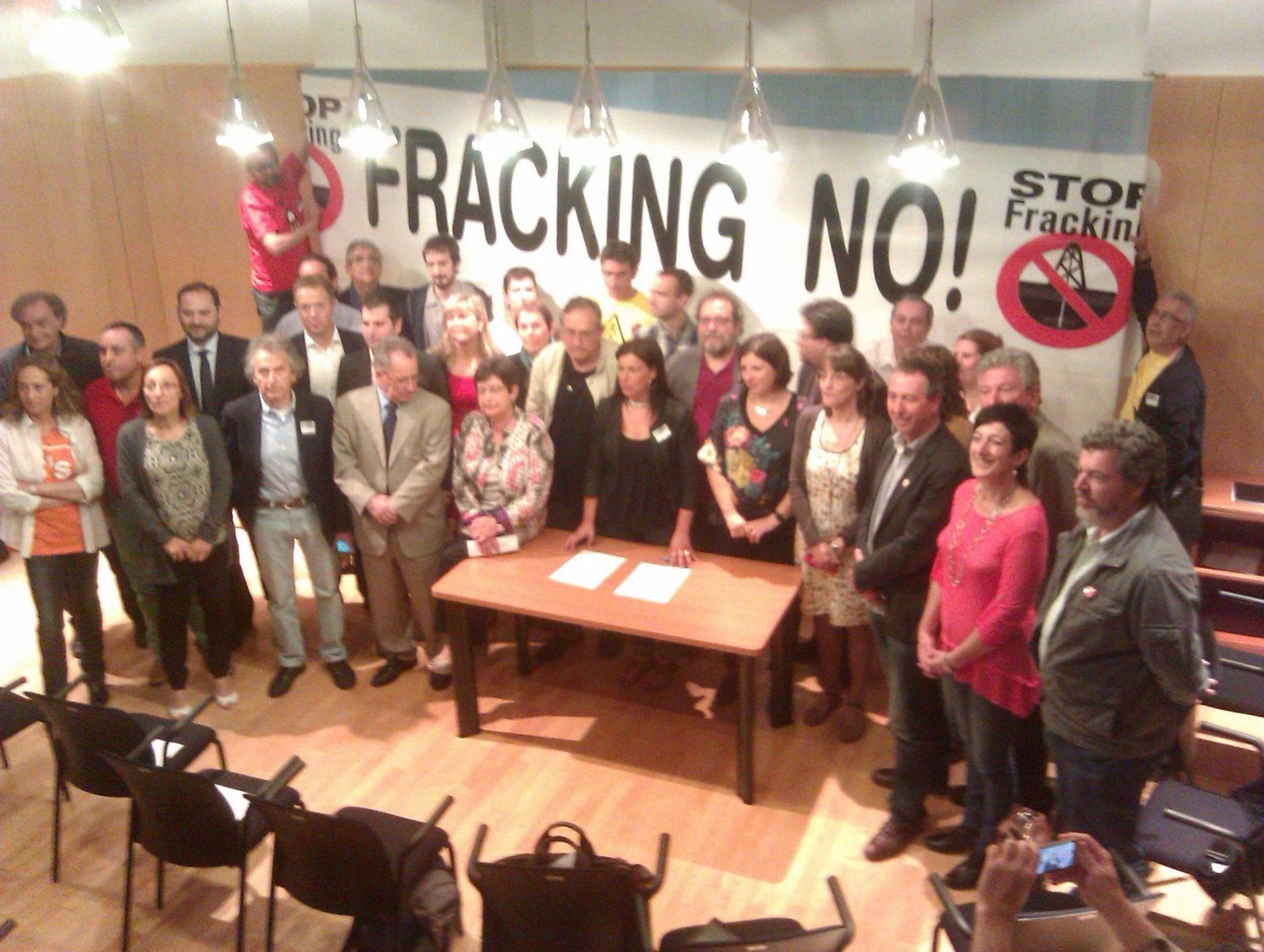 Firman un compromiso para prohibir el fracking en el estado español.