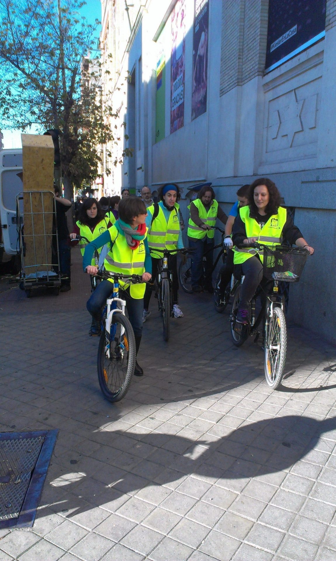 Participantes del XI Festival Urban TV 2013 salen a una ruta en bicicleta por Madrid Río.
