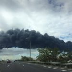El humo del incendio del cementerio de neumáticos de Seseña se desplaza con el viento.