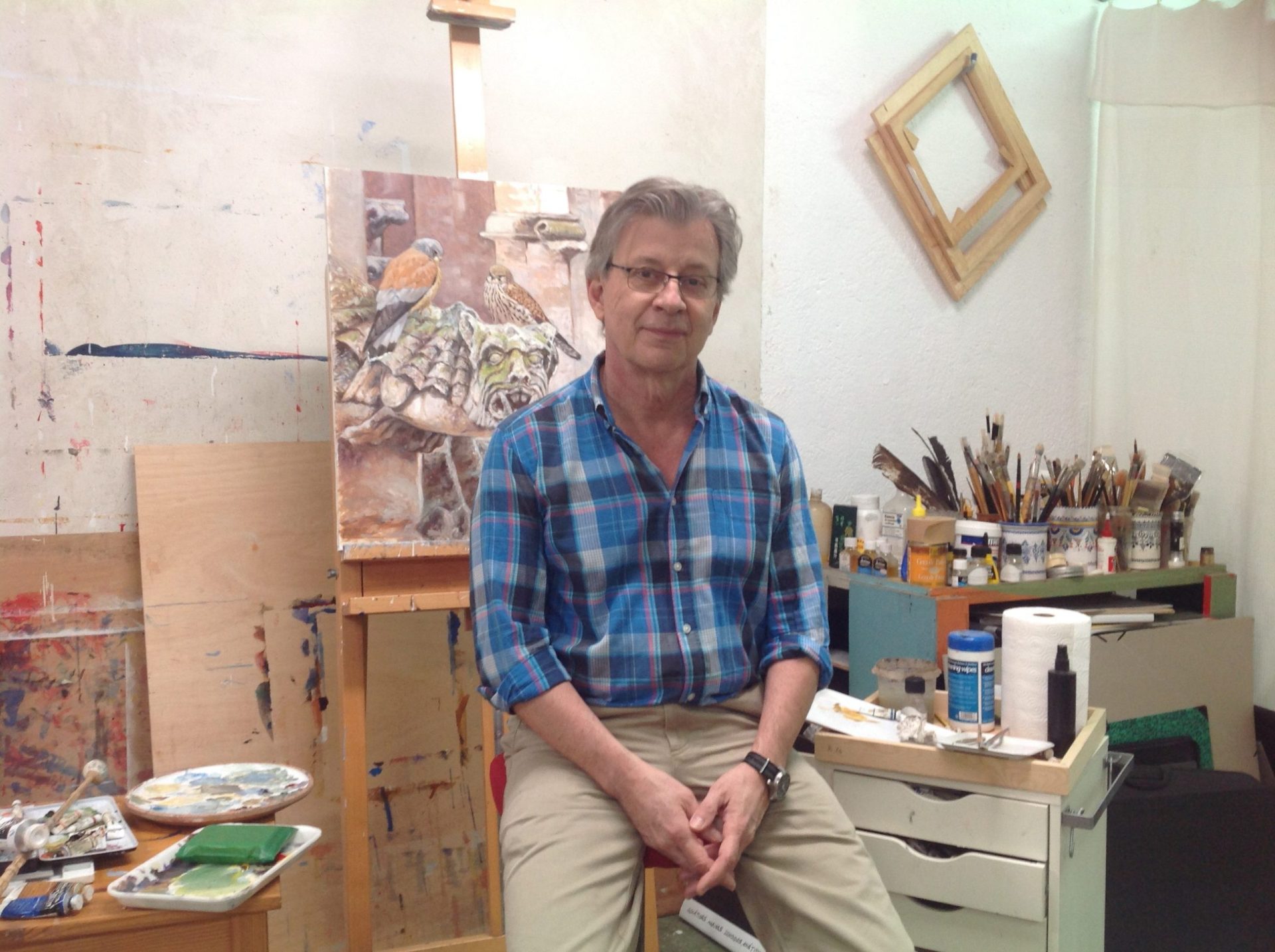 El pintor de naturaleza Juan Varela en su estudio de Madrid durante una entrevista con Efeverde.EFE/Pilar González