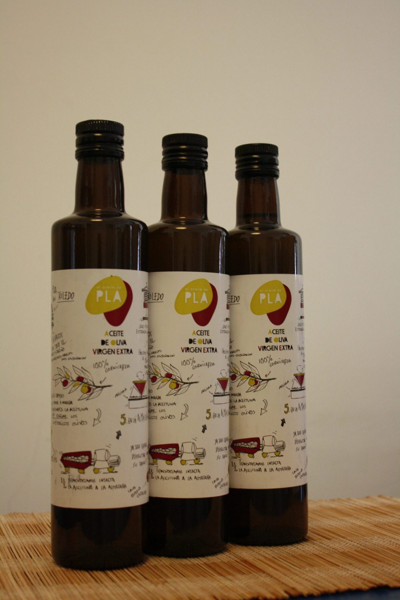 El aceite producido en los olivares de Guillermo y Laura se vende directamente al consumidor.