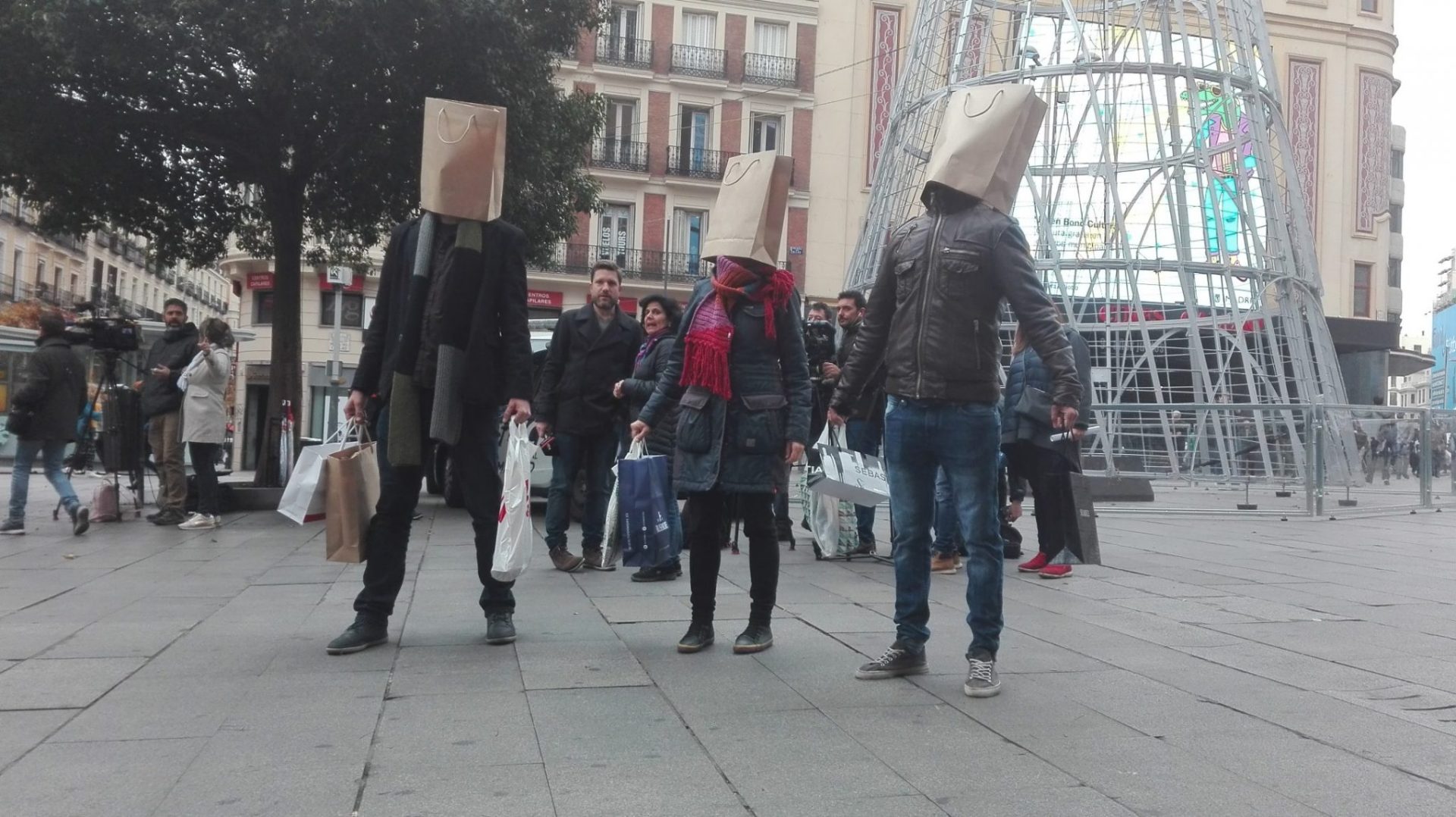 Acción-Performance con motivo del "Día sin compras" de Ecologistas en Acción