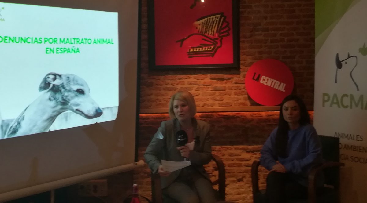 La presidenta de PACMA, Silvia Barquero, durante la presentación del informe en Madrid.