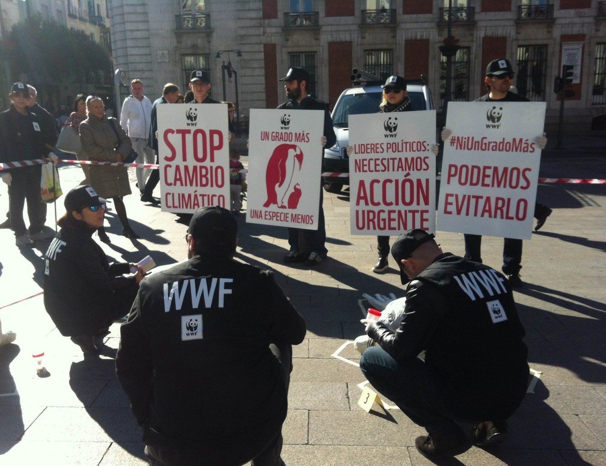 Voluntarios de WWF en la Puerta del Sol de Madrid. EFE/Mar Morales