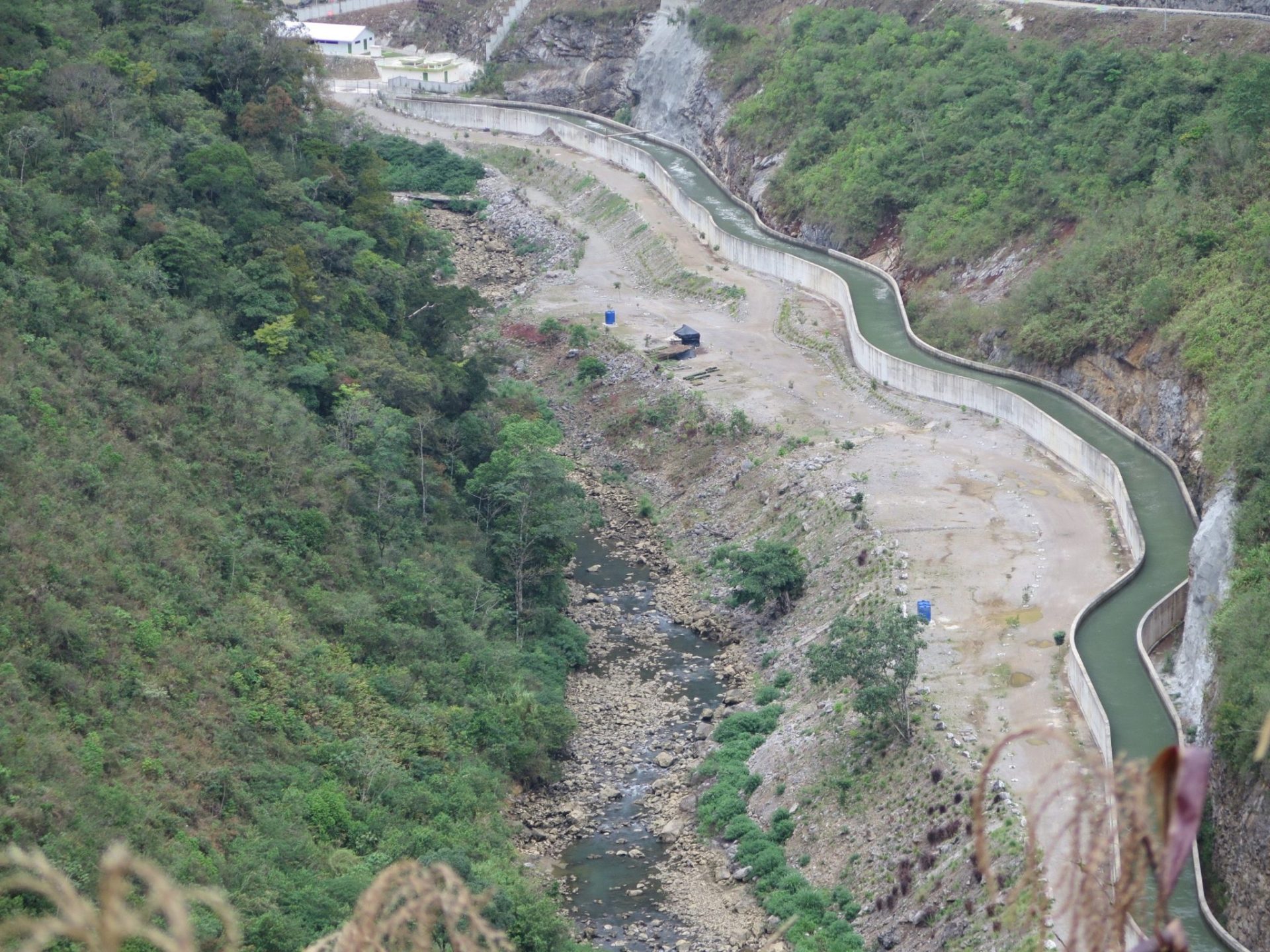 Fotografía cedida por la ONG española Alianza por la Solidaridad de las obras del proyecto de la hidroléctrica Ranacer que realiza la empresa española Cobra/ACS en el departamento Alta Verapaz, en el norte de Guatemala. EFE