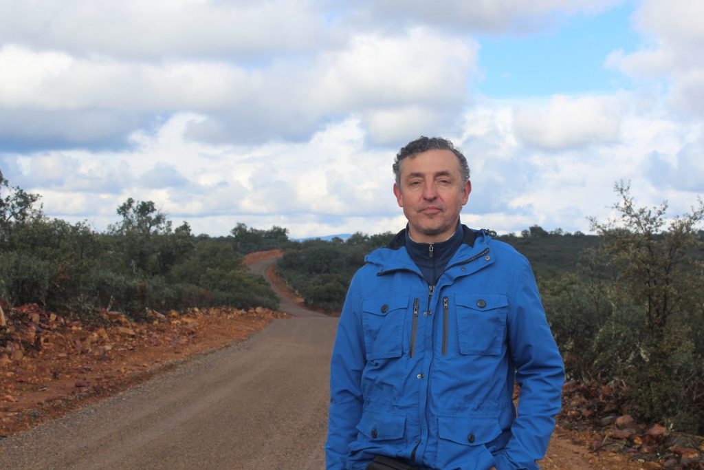 Miguel Angel Hernández,portavoz de Ecologistas en Acción en Castilla-La Mancha, delante de la nueva pista que un propietario ha construido en Cabañeros sobre una via pecuaria según los ecologistas. Foto: C. Arévalo / EFEverde