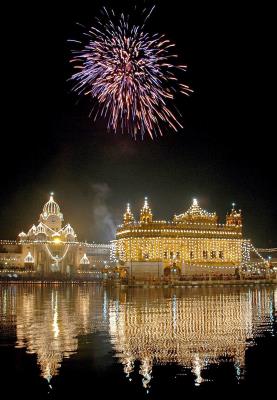 Fuegos artificiales sobre el iluminado Templo Dorado de Amritsar con motivo del Diwali, año nuevo indio.
