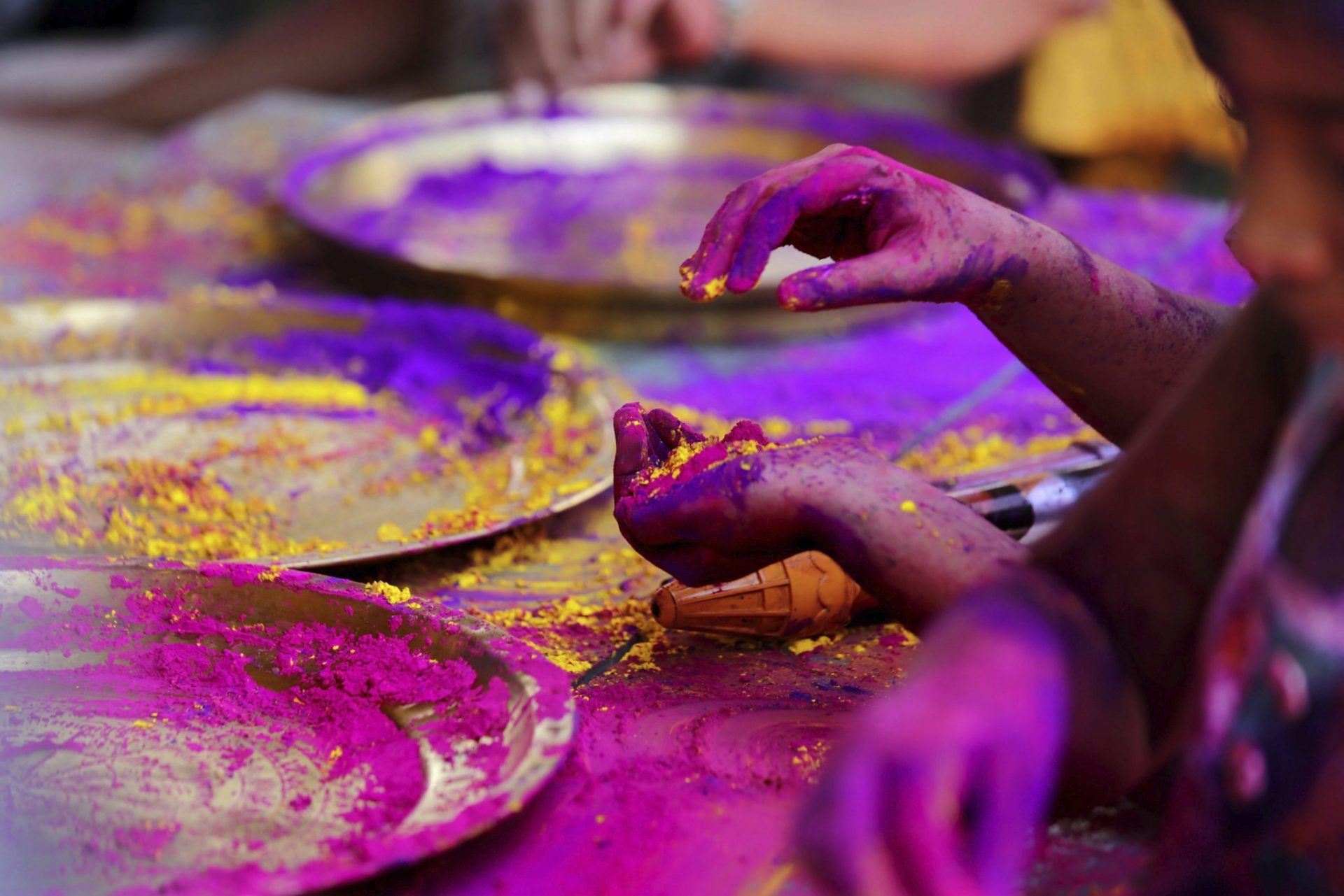 Polvo de colores para celebrar la llegada de la primavera en India.