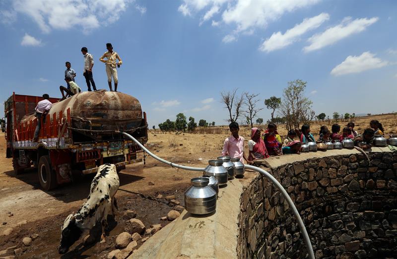 Un camión cisterna llena un pozo de donde se abastecen los aldeanos de Thackerchi, a unos 120 kilómetros de Bombai. 