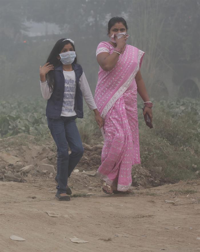 Desde que se celebró el Diwali, la pasada semana, no se ha retirado una inmensa niebla y por ello han aconsejado a la población que se mantengan en sus casas. 