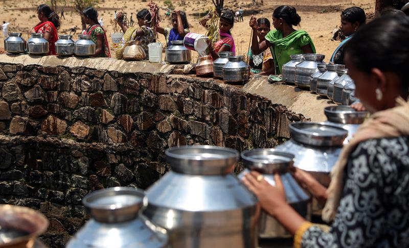 Esperando que se llene el pozo para abastecerse de agua. 