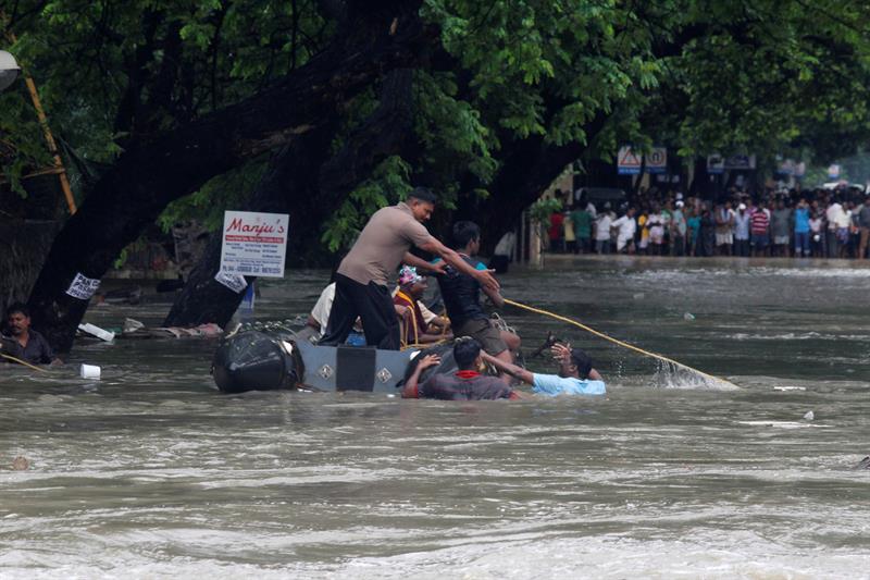 Rescate de un grupo de personas en las inundaciones en Chennai.