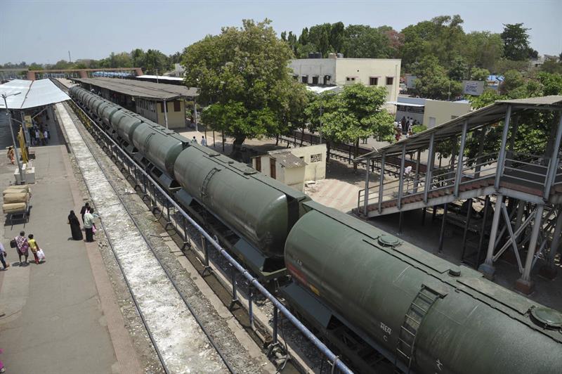 Un tren con 10 tanques de agua en la estación de Miraj, cerca de Sangli (India) para repartir entre las zonas afectadas por la sequía que se prolonga cinco meses. 