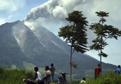 Erupción del volcán Sinabung, en Karo, al norte de la isla de Sumatra (Indonesia) el pasado 17 de septiembre de 2013.