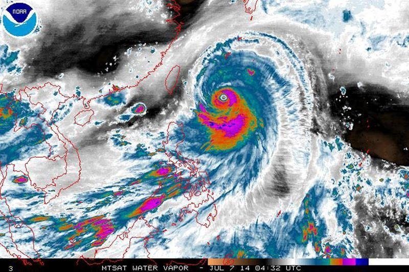 Imagen de la Administración Nacional de Océanos y Atmósfera de Estados Unidos (NOAA) que muestra el "supertifón" "Neoguri" que se dirige a Japón hoy,