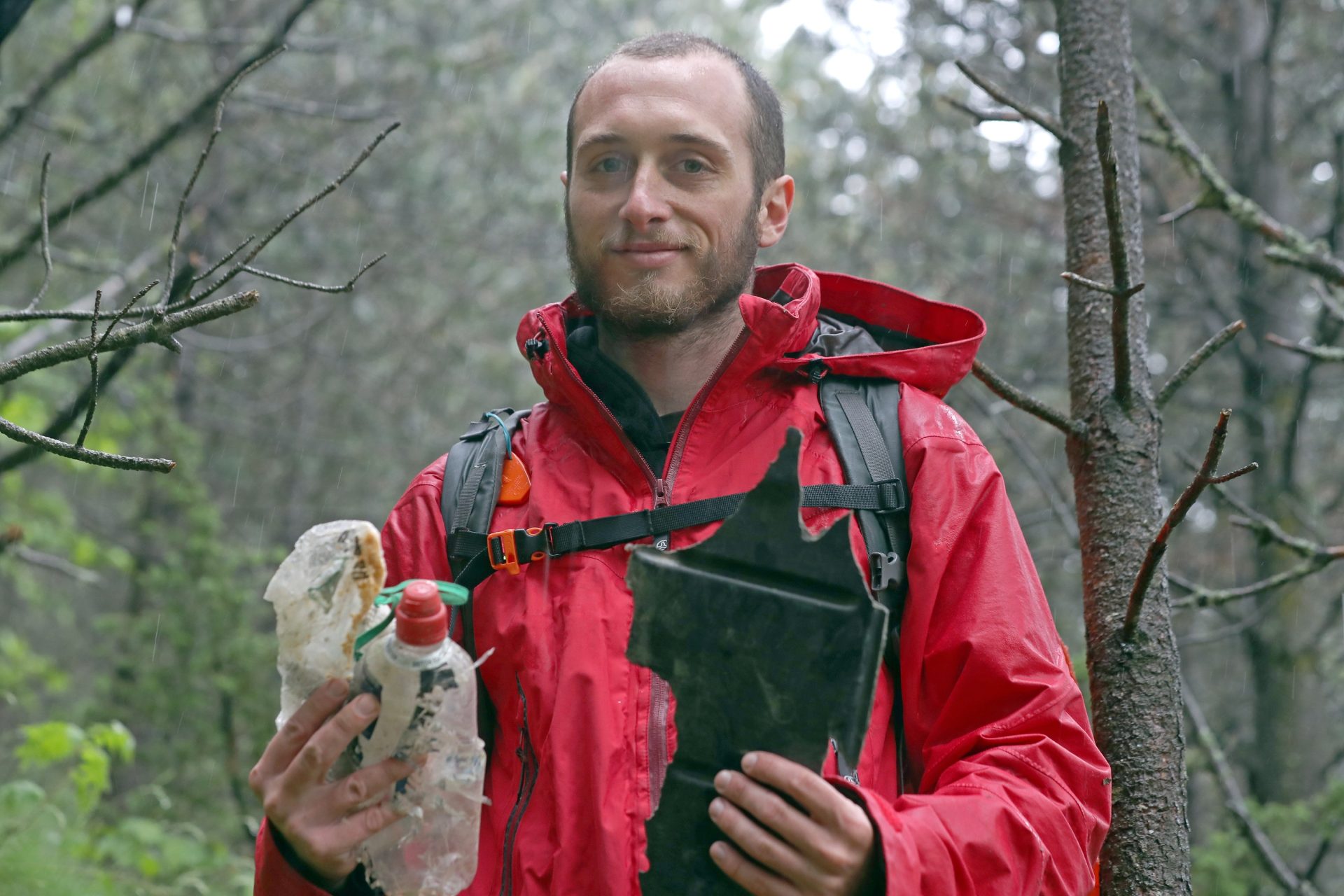 Rafael Sanchís ha recorrido más de 800 kilómetros a pie, entre el Mediterráneo y el Cantábrico, para denunciar el uso abusivo del plástico y recoger los residuos que encontraba al paso. Foto: JJ Guillén (EFE)