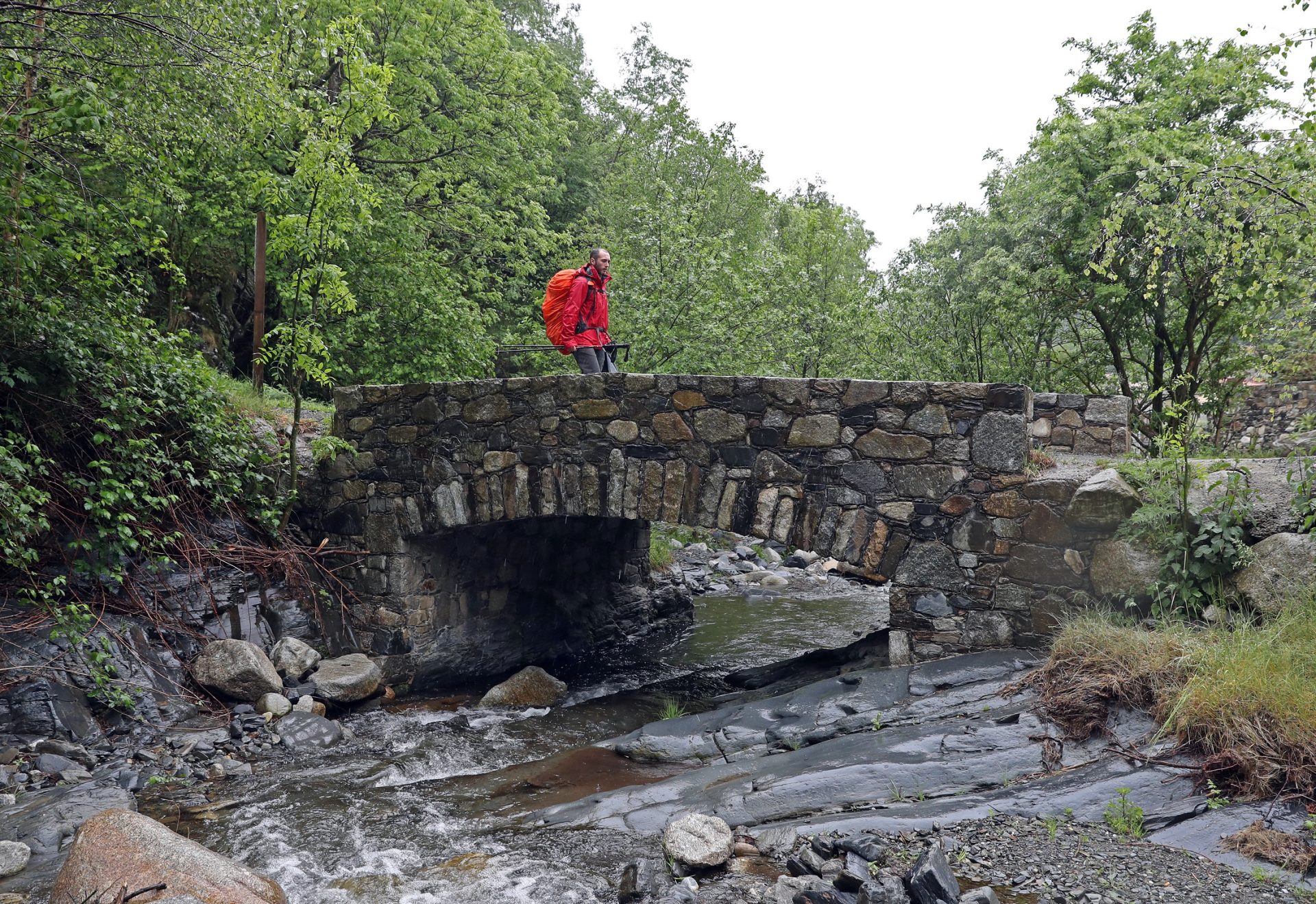 Rafael Sanchís ha recorrido más de 800 kilómetros a pie, entre el Mediterráneo y el Cantábrico, para denunciar el uso abusivo del plástico y recoger los residuos que encontraba al paso. Foto: JJ Guillén (EFE)