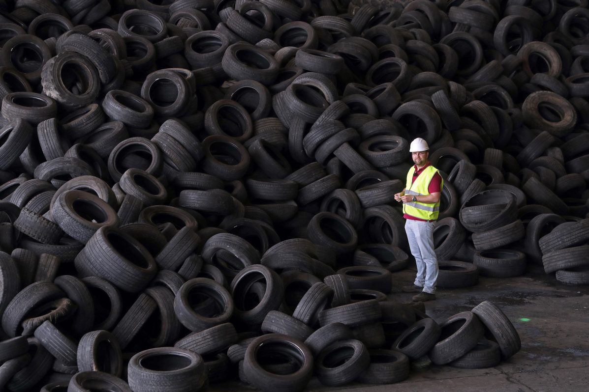 Luis Muñoz, responsable de la planta de recuperación de neumáticos que la empresa Valoriza Servicios Ambientales tiene en Chiloeches (Guadalajara). Foto: JJ Guillén (EFE)