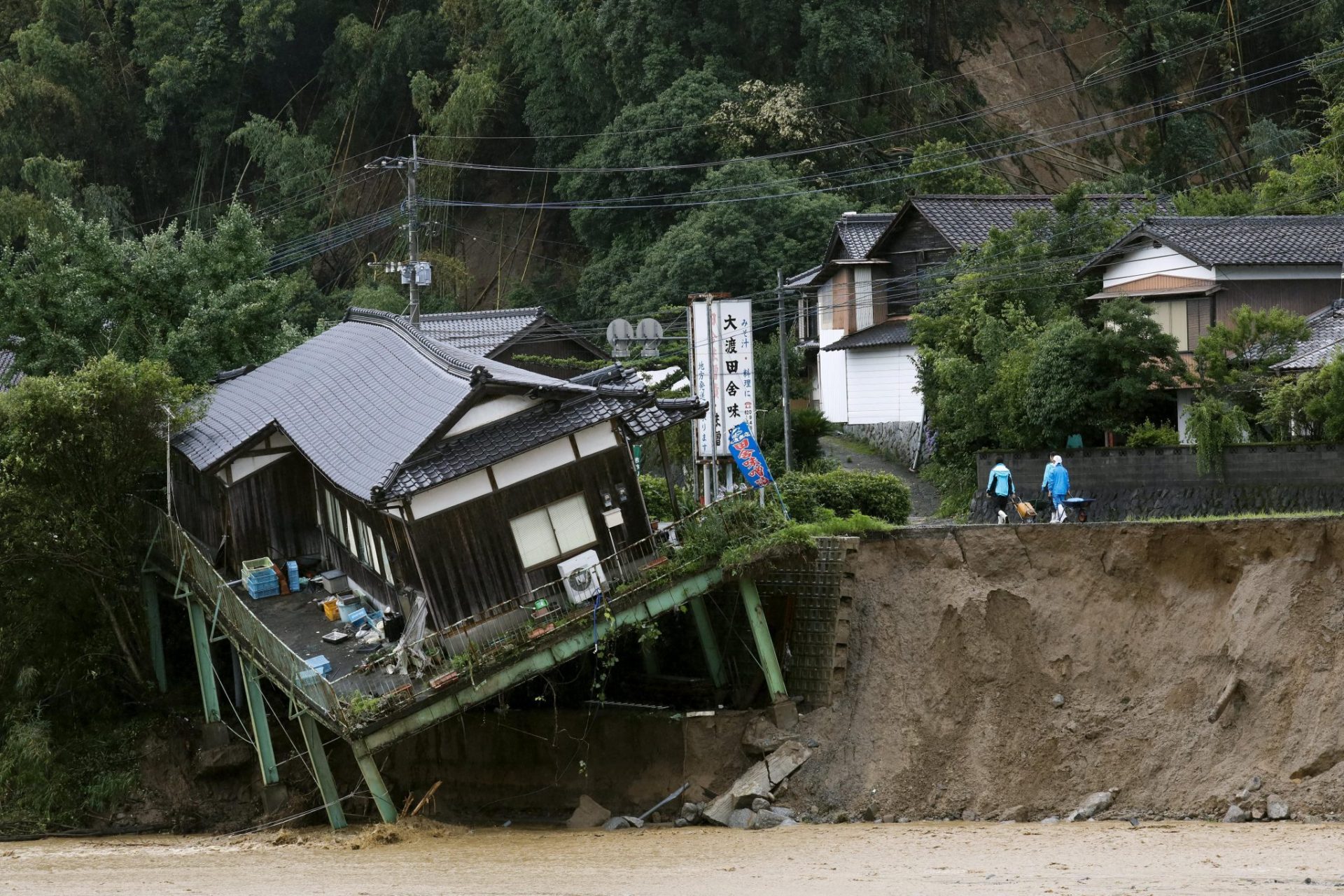 2.800 personas trabajan tras las lluvias y los corrimientos de tierra de Japón