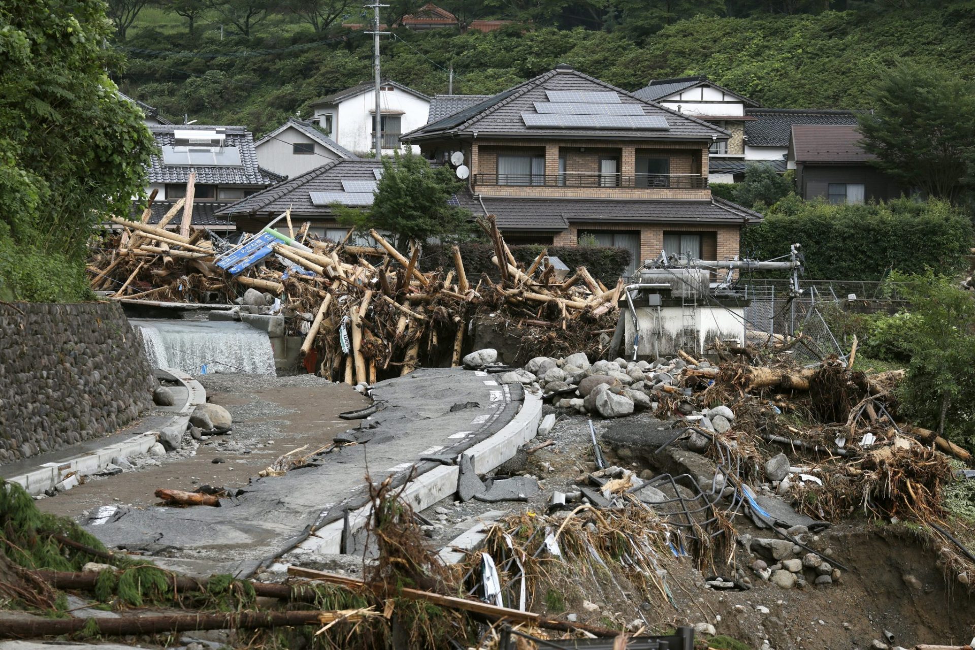 Japón: 16 muertos y 15 desaparecidos por las lluvias torrenciales.
