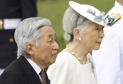 Los emperadores de Japón, Akihito y Michiko, visitan este jueves la zona destrozada por los terremotos de abril. 
