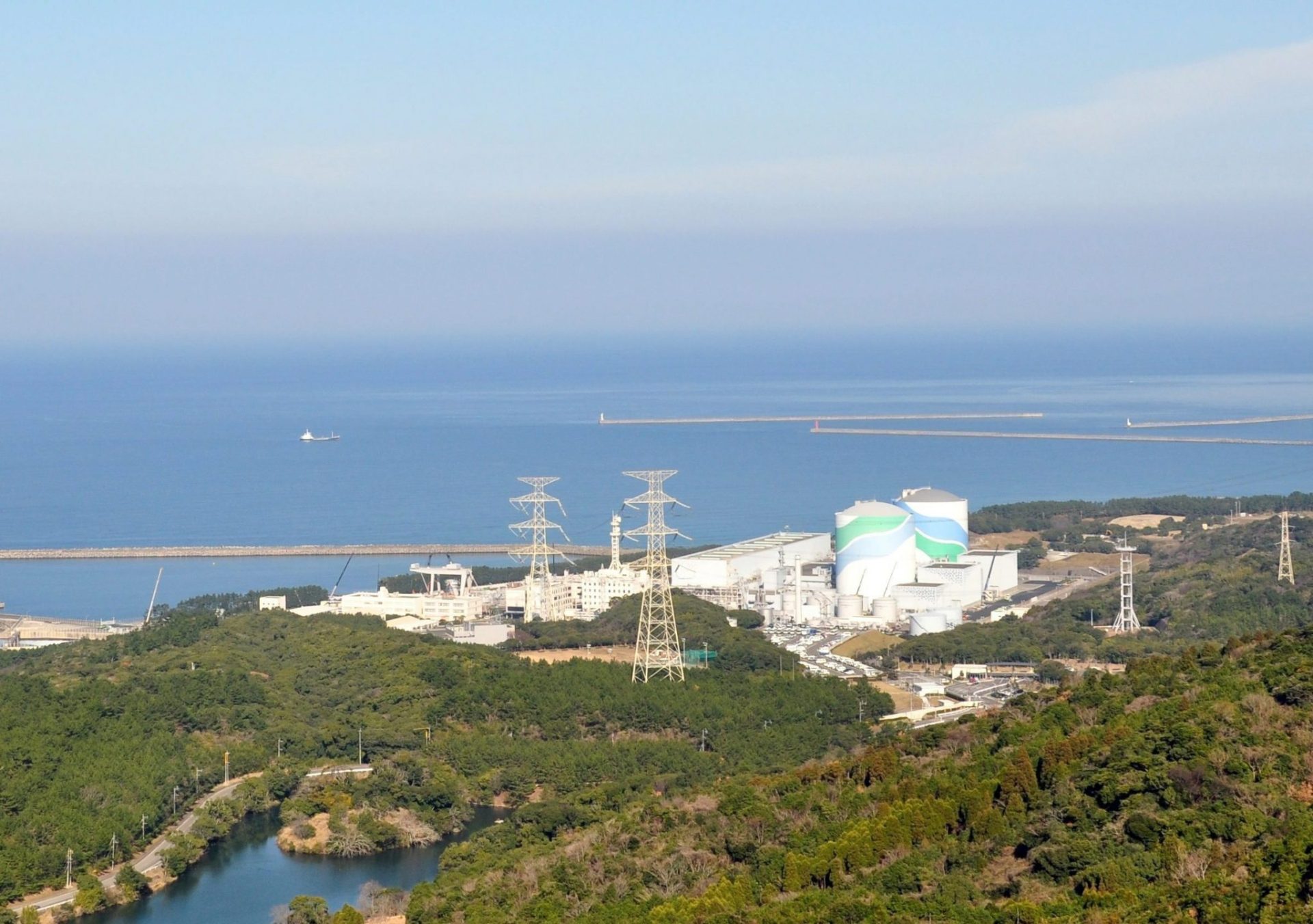 Vista de la central nuclear de Sendai, en funcionamiento en la zona donde se registran los últimos terremotos en Japón.