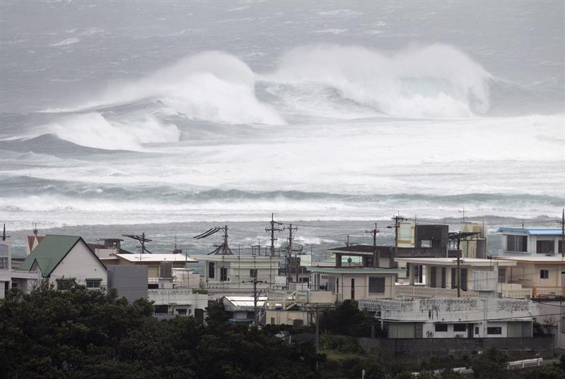 Olas gigantes en la isla japonesa de Okinawa preceden al tifón Vonfong. EFE/ Hitoshi Maeshiro