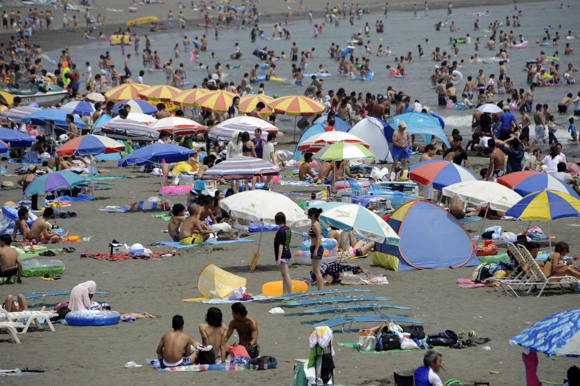 Bañistas en la playa japonesa de Fujiwasa.