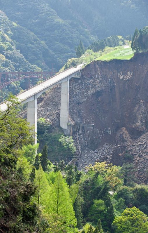 Deslizamiento de la ladera de una montaña tras el terremoto en Minami Aso (Kumamoto) al suroeste de Japón. 