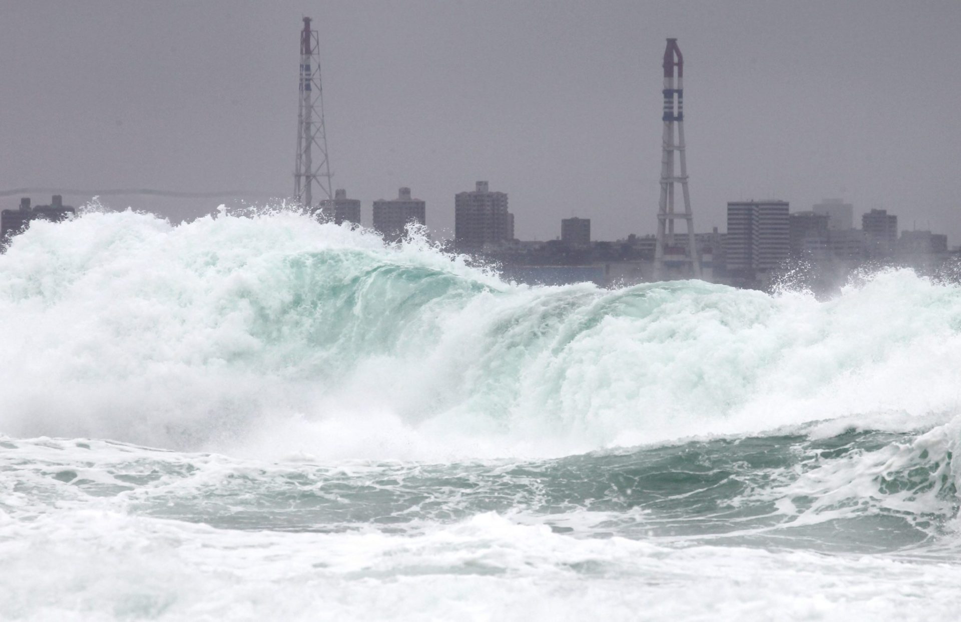 Olas causadas por el tifón Noul en el sur de Japón.