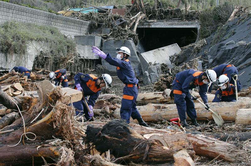 Los equipos de rescate localizan víctimas entre los escombros de las viviendas afectadas por corrimientos de tierra en Oshima (Japón) tras el paso del tifón Wipha la pasada semana.