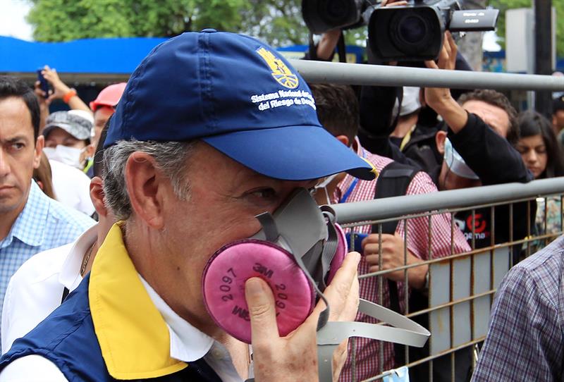 Juan Manuel Santos con mascarilla durante su recorrido por la zona cero del terremoto.