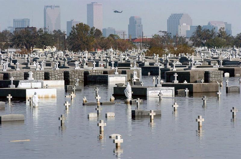 El cementerio Metairie sigue inundado una semana después del Katrina.
