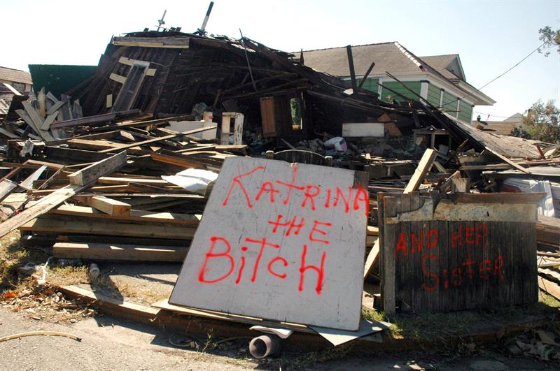 Insulto al Katrina ante una casa destrozada por el Katrina