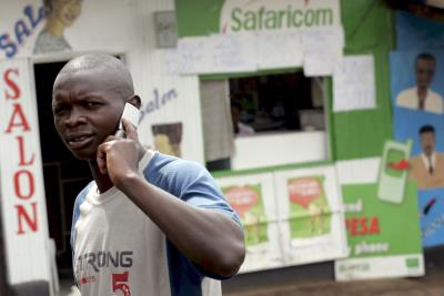 Un keniata habla por su telefono móvil por las calles de Kangami, en Nairobi.