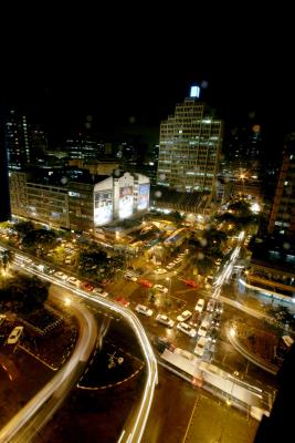 Vista nocturna de Nairobi, con cuatro millones de habitantes.