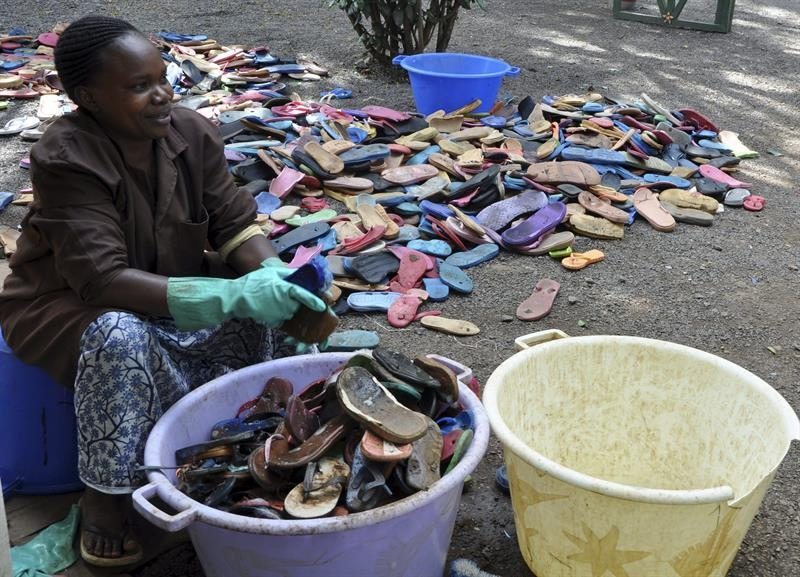 Chanclas recogidas en las playas de Kenia y que se reciclan en juguetes, esculturas o bisutería. 