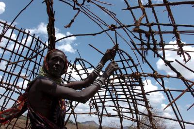 Gorori Bonaya, de la tribu Gabra, reconstruye una cabaña en Dukana, a 800 km de Nairobi. (Kenia).