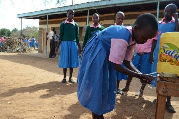 as niñas keniatas de la aldea de Musingini, a 60 kilometross al este de Nairobi, tienen agua gracias a un proyecto de energía solar aplicado a una bomba que saca agua de un pozo profundo de más de 100 metros y que se sirve de un microchip para su dispensación.El proyecto es de la ONG